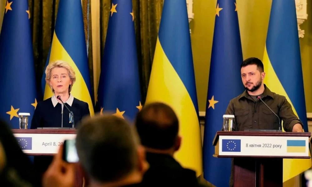 Φον ντερ Λάιεν σε Ζελένσκι: «Θα εξετάσουμε το αίτημα ένταξης της Ουκρανίας στην ΕΕ»
